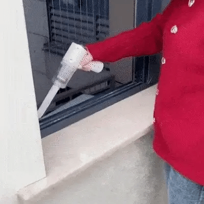 Aspirateur sans fil sur cadre de fenêtre